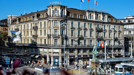 Das Hotel Schweizerhof in Zürich von außen