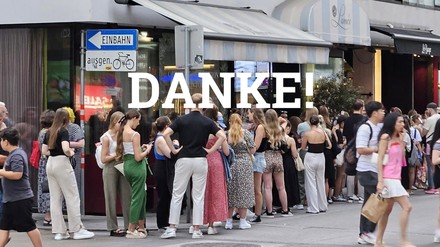 Schlange von Menschen vor einem Le Burger Restaurant