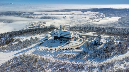 Blick auf den Gipfel des Fichtelbergs mit dem Fichtelberghaus