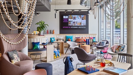 Das „Wohnzimmer“ im Moxy in Karlsruhe