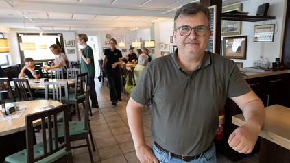 Stefan Münzer, 1. Vorsitzender der Genossenschaft, steht im Gastraum der "Volkswirtschaft" in Schlangenbad-Bärstadt im Taunus.