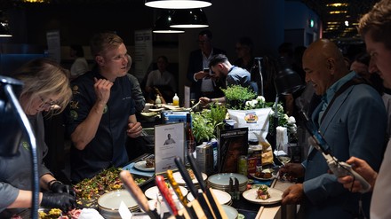 Junger Koch im Gespräch mit Gästen