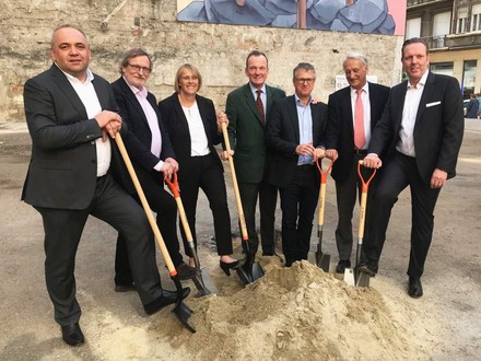 Marijan Galic, Gerhard Zehethofer, Iris Welteke, Franz Helbich, Leopold Sandler, Hans Herzog und Andreas von Reitzenstein beim Spatenstich zu den Bauarbeiten des H2 Hotels Budapest