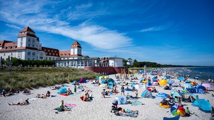Touristen an der Ostsee