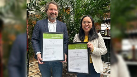 Jan Henningsen sowie Sustainability Managerin Xiao Zhu mit der Auszeichnung „Sustainability Leader“