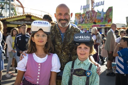 Leah, Felix, Christoph Ostler (Initiator „vr4kids“) beim Dreh zu vr4kids-Oktoberfest