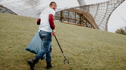 Ein Mitarbeiter von Leonardo Hotels beim Cleanup Day in München