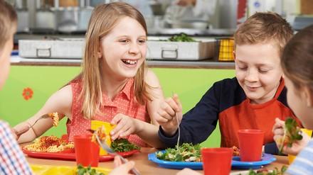 Kinder beim Essen in der Schulkantine