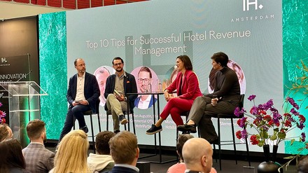 Florian Augustin bei einer Podiumsdiskussion mit anderen Teilnehmern