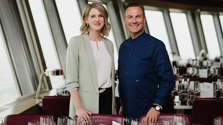 Anja Nitsch und Tim Raue im Restaurant des Berliner Fernsehturms.