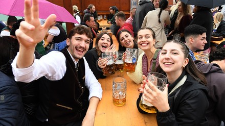 Gäste feiern im Biergarten des Hofbräuzelt auf der Wiesn. Das 189. Oktoberfest findet vom 21. September bis 6. Oktober 2024 auf der Münchner Theresienwiese statt.