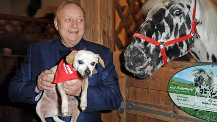 Alfons Schuhbeck mit Hund und Pferd