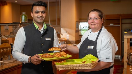 Souschefin Mandy Reinhardt und Azubi Lakshay Sehrawat