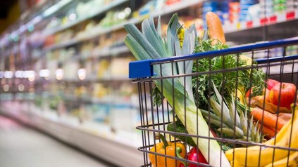 Ein mit Gemüse und Obst gefüllter Einkaufswagen