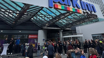 Die Läufer beim achten "run up Berlin" vor dem Park Inn Radisson Berlin