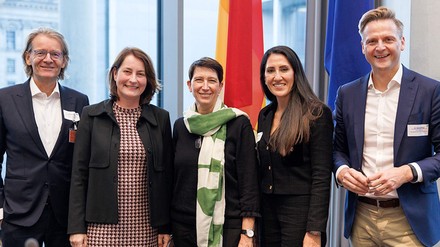 Im Dialog (v.l.n.r.): Gerhard Bruder, Staatsekretärin Leonie Gebers (SPD), Staatsekretärin Silvia Bender (Grüne), Homeira Amiri und DZG-Vorstand Dr. Marcel Klinge