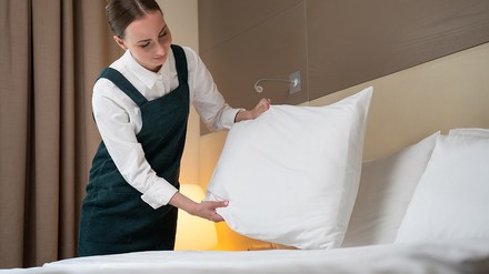 Zimmermädchen macht das Bett