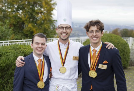 Die Siegermannschaft aus Baden-Württemberg mit Hotelfachmann Linus Doufrain (r.), Restaurantfachmann Johannes Lauth (l.) und Koch Tim Siebeneich