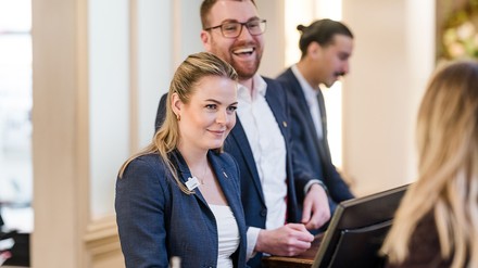 Die Rezeption im Wald & Schlosshotel Friedrichsruhe