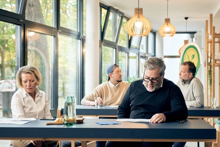 Die vierköpfige Jury der V-Label Awards 2024 bei der Arbeit