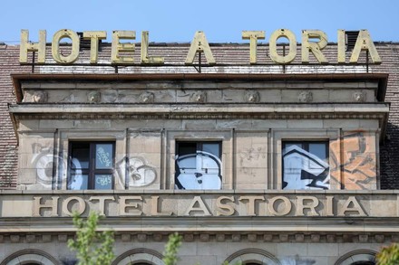 Das heruntergekommene Hotel Astroria von außen