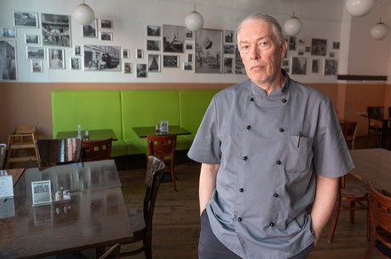 "37°: Hochleistung am Herd - Zwischen Sterne- und Suppenküche": Koch Oliver steht in einem Gastraum und blickt in die Kamera.