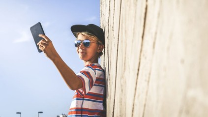 Junge schießt ein Selfie von sich
