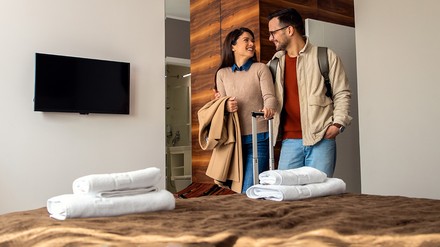 Pärchen betritt Hotelzimmer