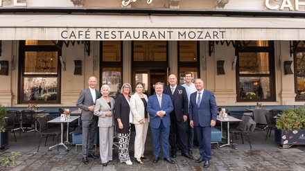 Dompfarrer Toni Faber, Anita Querfeld, Tochter Andrea Winkler und deren Tochter Karoline Klezl, Wiener Bürgermeister Michael Ludwig, Berndt Querfeld, Ferdinand Querfeld und Wirtschaftskammerpräsident Walter Ruck