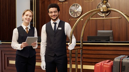 Zwei Auszubildende im Hotel