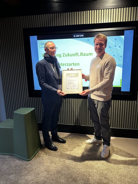 Ralf Binder, Geschäftsführer der Z.R.S GbR übergibt das Gütesiegel Zukunft.Raum an Nils Deville, Geschäftsführer der stuub hinterzarten. Damit ist die stuub hinterzarten nun offiziell der siebte Zukunft.Raum im Projektgebiet.
