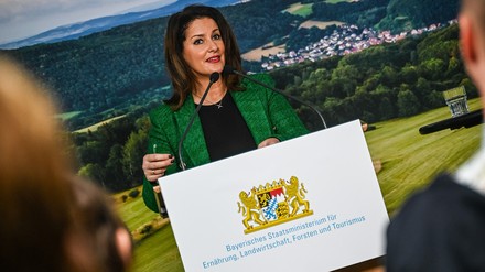 Julia Heyer (Kongressagentur Conventus), Dr. Jürgen Böhner (Deutsche Gesellschaft für Epileptologie) und Staatsministerin Michaela Kaniber