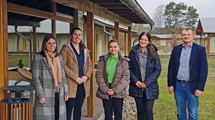 Helko Riedinger (rechts) Mitorganisator des Talent-Tauschs mit Teammitgliedern und Tauschtalent Vanessa vom Pfalzhotel Asselheim