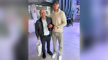 Thomas Banhardt beim Austausch mit Manuel Neuer