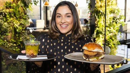 Junge Frau mit dem Dubai-Schokoladen-Burger