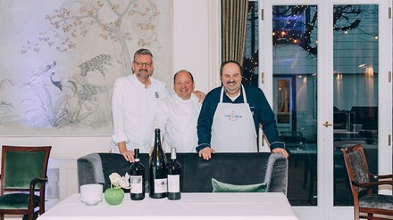 Johann Lafer kam neben Dirk Luther und vielen anderen Spitzenköchen zur Big-Bottle-Küchenparty ins Louis C. Jacob.