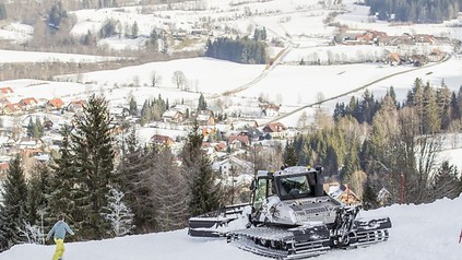 Schneeraupe schippt Schnee