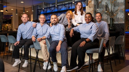 Mitarbeiter der Leonardo Hotels sitzen gemeinsam an einem Tresen