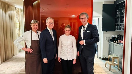 Larissa Metz umgeben von l.n.r. Joachim Wissler, Frank Marrenbach und Jörg Stricker