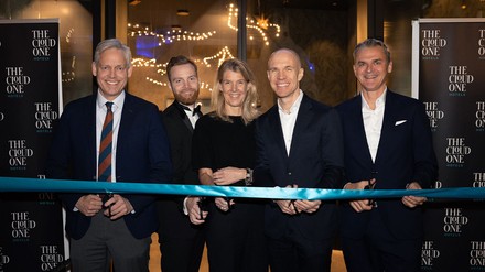 v.l.n.r.: Dr. Julian Zienicke (Leitung Kundenservice Düsseldorf ALH Gruppe), Mats Alnor (Hotel Manager The Cloud One Düsseldorf KöBogen), Susan Schramm (CMO Motel One), Stefan Lenze (Co-CEO Motel One), Dr. Thorsten Bischoff (Geschäftsführer VALUES Real Estate)