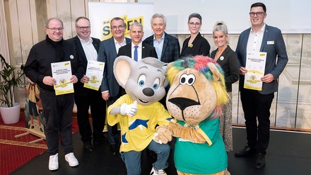 V. l. n. r.: Christian Löffler (Head of F&B Gastronomie Europa-Park), Thorsten Mahron (Parkleiter Europa-Park), Fritz Engelhardt (Vorsitzender Dehoga Baden-Württemberg), Staatsekräter Dr. Patrick Rapp, Jürgen Mack (Inhaber Europa-Park), Eleonora Steenken (Marketingleitung und kommissarische Geschäftsführerin der TMBW), Michaela Doll (Direktorin Europa-Park Hotels) und Daniel Kopp (Senior Sales Manager Europa-Park)