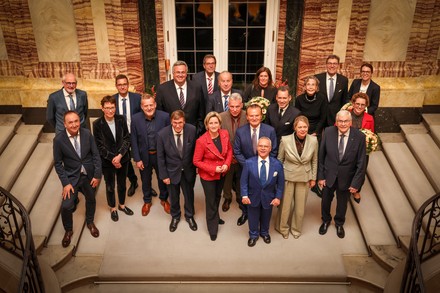 Die Wirtschaftsmedaille BW wurde an sieben Persönlichkeiten und sechs Unternehmen aus Baden-Württemberg vergeben. Renate Finkbeiner ist die dritte von rechts hinten