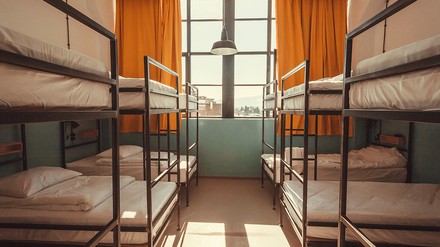 Leere Stockbetten in einer Jugendherberge/einem Hostel