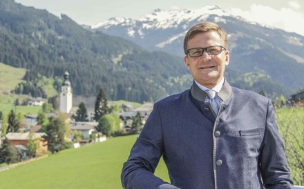 Gerhard Bosse vor einem Alpenpanorama