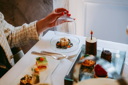 Das Hotel Vier Jahreszeiten Kempinski München bietet einen festlichen Afternoon Tea mit feinen weihnachtlichen Aromen und Details.