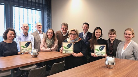 Im Bild (v. l).: Antonia Radetz (Senior Managerin Reservationsystems BWH Hotels), Alexander Kühnlein (Vorstand Dehag Hospitality Group), Roman Schmitt (Geschäftsführer unitels), Maike Born (Junior Managerin web:tools, allinvos), Marcus Smola (Vorstand Dehag Hospitality Group, Geschäftsführer BWH Hotels), Carmen Dücker (Geschäftsführerin BWH Hotels), Jochen Oehler (Vorstand Dehag Hospitality Group, Geschäftsführer progros), Marie-Christine Zemelka (Senior Projektmanagerin, unitels), Anna-Maria Sasso-Sant (GreenSign), Maika-Maria Hoffmann (Managerin CRM, BWH Hotels)