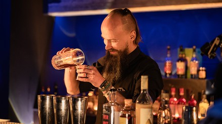 Bartender beim Bar Wars