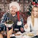 Gruppe sitzt am bestückten Tisch im Restaurant und feiert Weihnachten