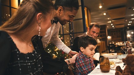Am Weihnachtstisch in einem Marriott-Hotel