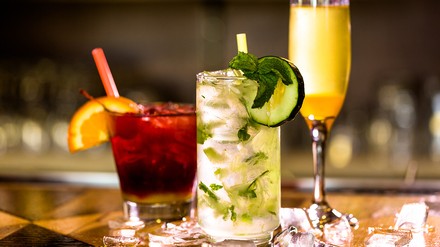 Drei Cocktails auf der Theke